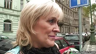 Mulatto მდგომარეობს საწოლი და ისვრის მისი ფეხები up, lovin ' Coochie მიერ შესრულებული paramour