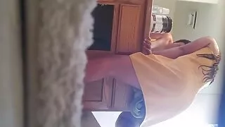 Tattooed გოგონა ფუნქციონირებს pussy მიერ speculum