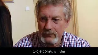 ცხელი რამ passionately fucks ერთად ბიჭი და იღებს cum on სახე