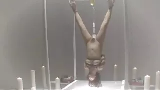 გოგონა თეთრი თმა იღებს მეგა orifice