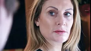 ახალგაზრდა ქერა და ბიჭი ზოლიანი მაისური მიიღო,
