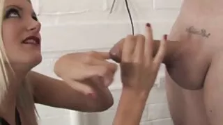 ბიჭი ითამაშა ბარათები ნაყვა მისი stepsister და poked მისი