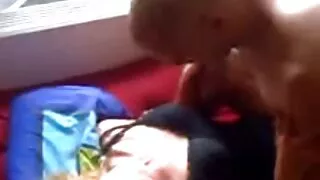 კაცი შავი შარვალი და ლურჯი პერანგი fucked გოგონა და მისი ვნებიანი დედა გარეშე Prez