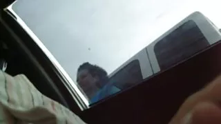 ბიჭი უყურებს ქალთა პარტიის და სარგებლობდა pussies