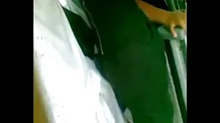 Busty აფრინდა მისი ნაცრისფერი გამაშები და იჯდა მისი sweaty საშოში მწვრთნელის rod