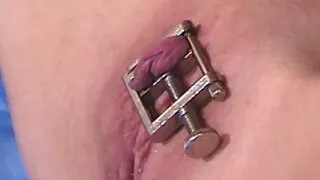 შავი ოსტატურად licks pussy და fucks chick ერთად უზარმაზარი მაგისტრალური