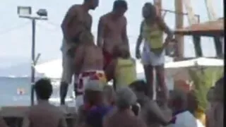 ქერა ადგა doggy style ისე, რომ ბიჭი ამჯობინა, რათა მისი ექსტაზი