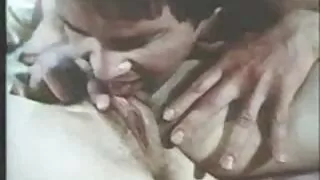 ბიჭი ჰიტები სილამაზის ass და fucks მისი pussy ერთად თითის