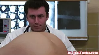 Chick იღებს აღფრთოვანებული სატენდერო pussy და cums საწყისი ცხელი sex