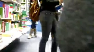გოგონა seductive ქალის თეთრეული იჯდა მძიმე ყლე