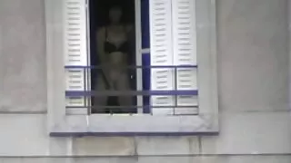კახპა შიშველი უკანალი დადის ქალაქის ირგვლივ ზამთარში